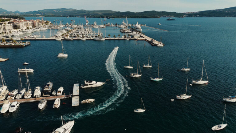 v.01 film.00_00_54_21.Still010