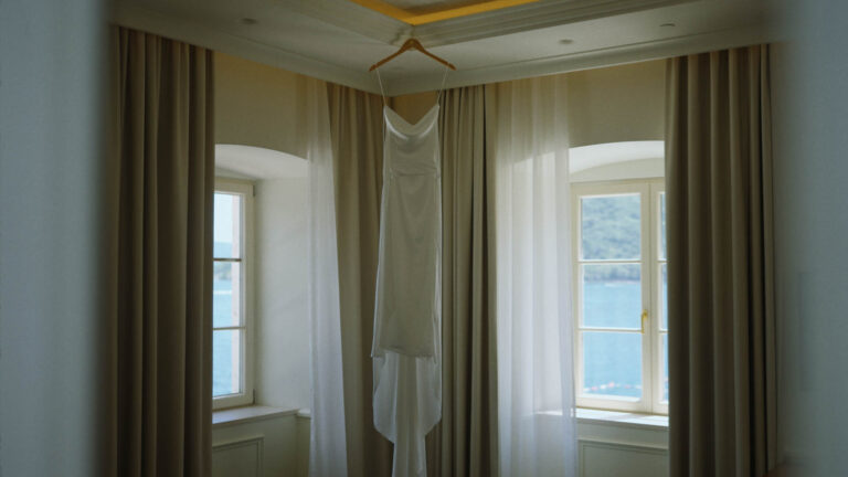 v.01 film.00_01_51_00.Still019