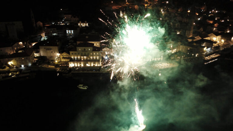 v.01 film.00_04_27_20.Still042