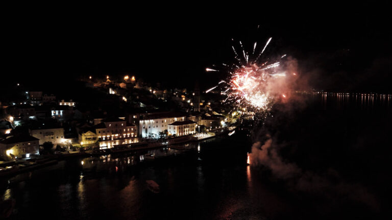 v.01 film.00_04_33_16.Still044